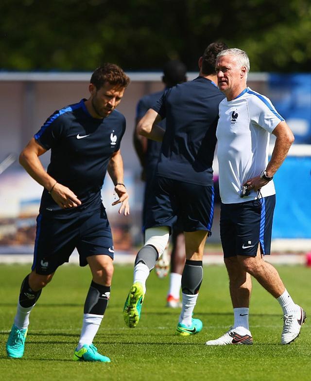 法国杯倒计时,阿贾克斯集结日防线松动,细节引发关注,压力陡增,年轻球员得到机会的简单介绍 法国杯倒计时,阿贾克斯集结日防线松动,细节引发关注,压力陡增,年轻球员得到机会的简单介绍