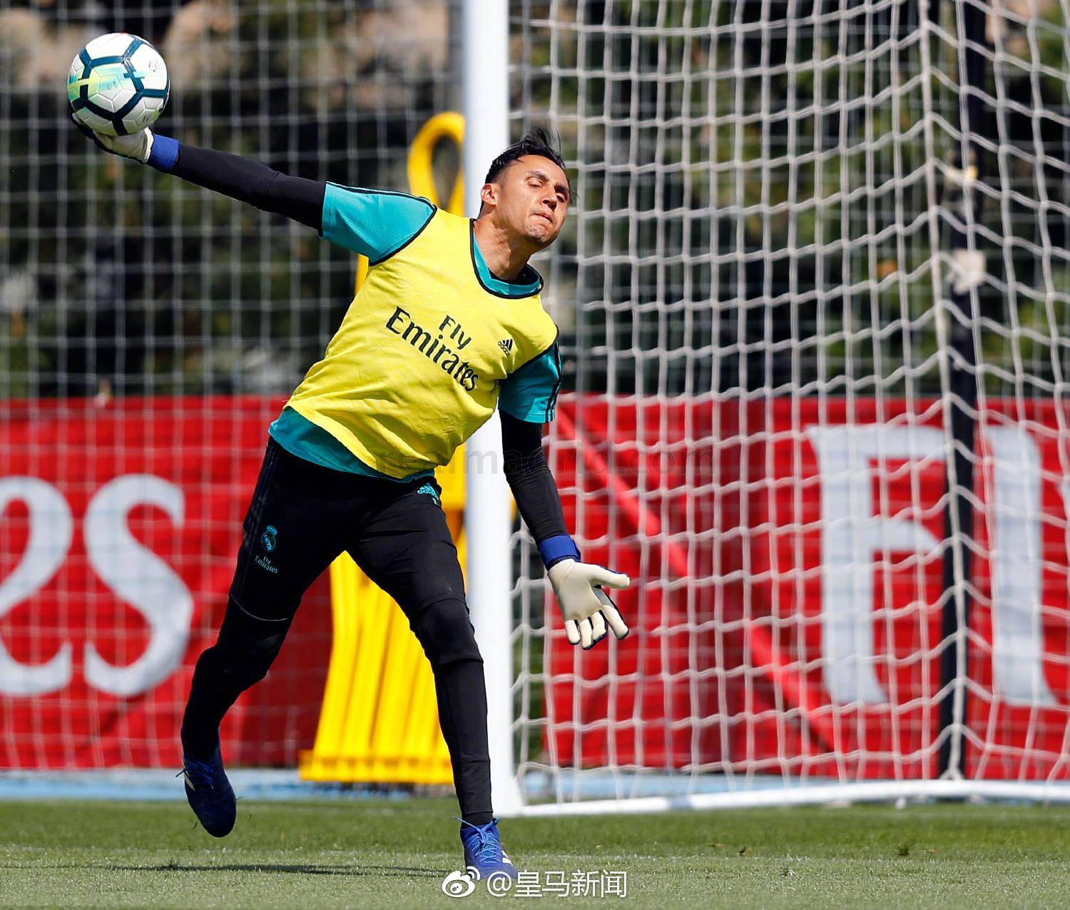 比利亚雷亚尔训练开放日;赛前单刀错失引欢呼;NBA常规赛在即;年轻球员得到机会的简单介绍 比利亚雷亚尔训练开放日;赛前单刀错失引欢呼;NBA常规赛在即;年轻球员得到机会的简单介绍