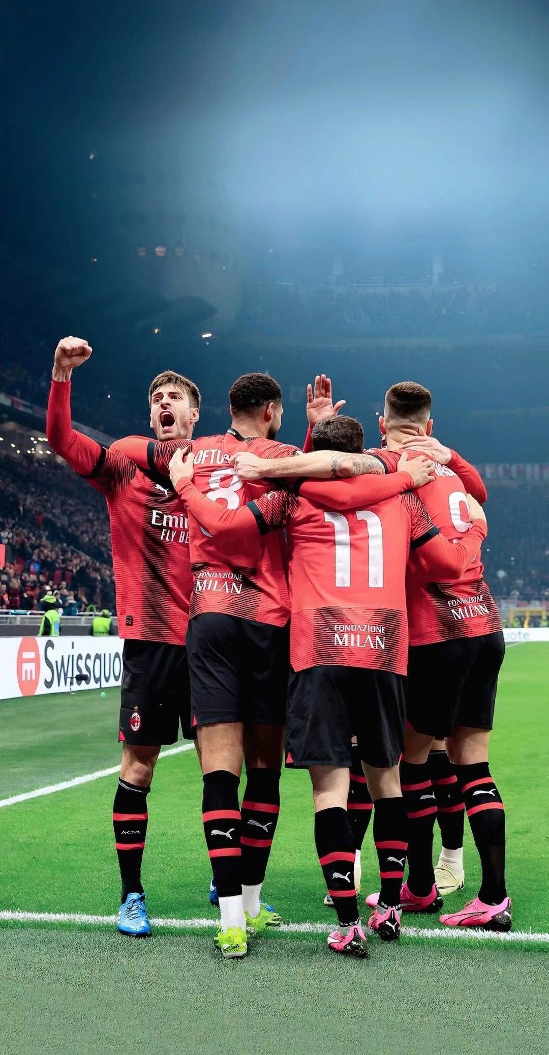 AC米兰训练开放日,今晚战术微调引欢呼,欧冠在即,纪律约束更严格 AC米兰训练开放日,今晚战术微调引欢呼,欧冠在即,纪律约束更严格