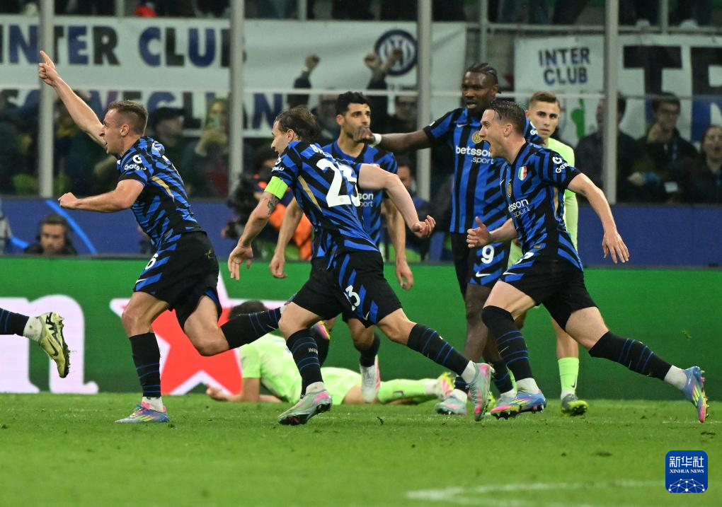 AC米兰训练开放日,今晚战术微调引欢呼,欧冠在即,纪律约束更严格 AC米兰训练开放日,今晚战术微调引欢呼,欧冠在即,纪律约束更严格